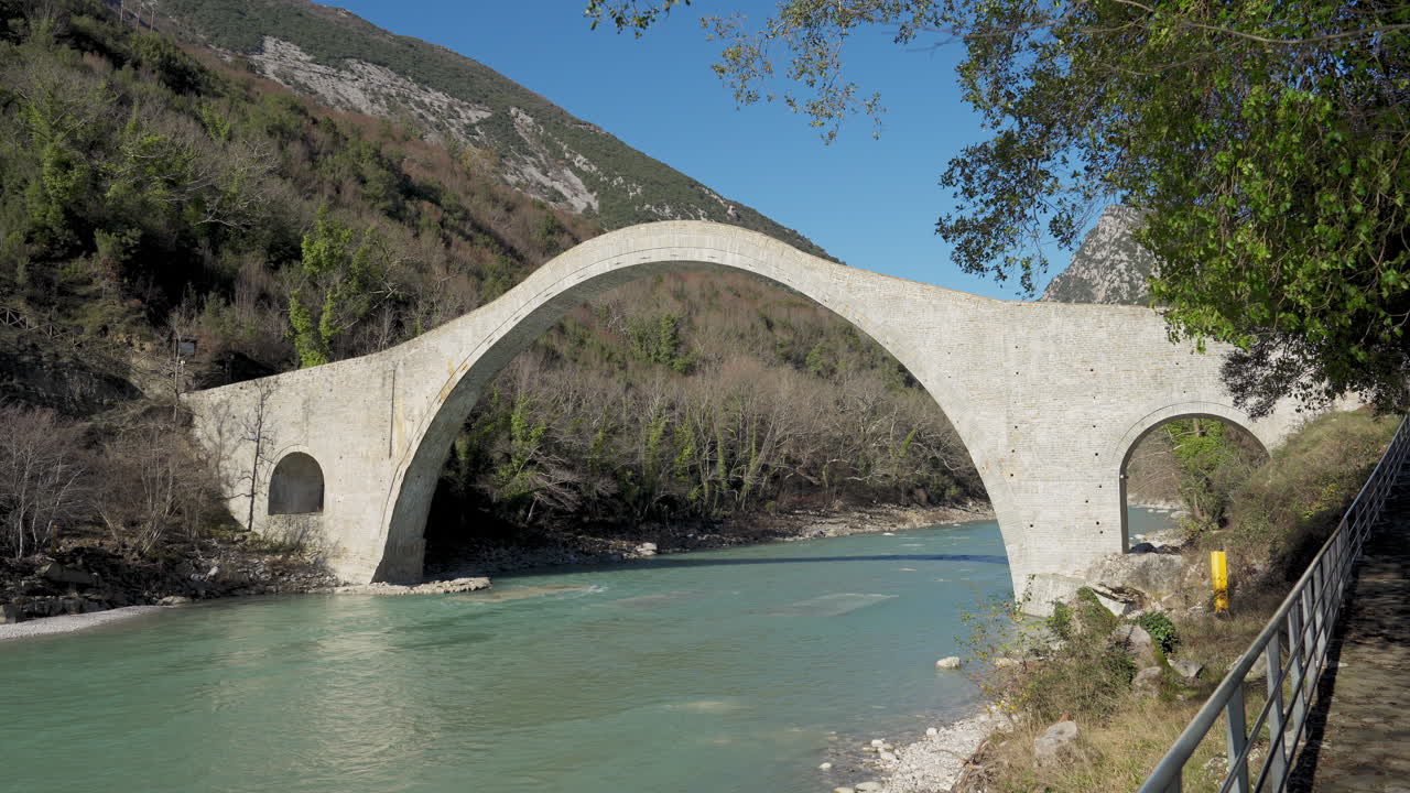 Ponte ad arco di Plaka sul fiume Arachthos in Grecia, natura greca, paesaggio rurale e infrastruttura.