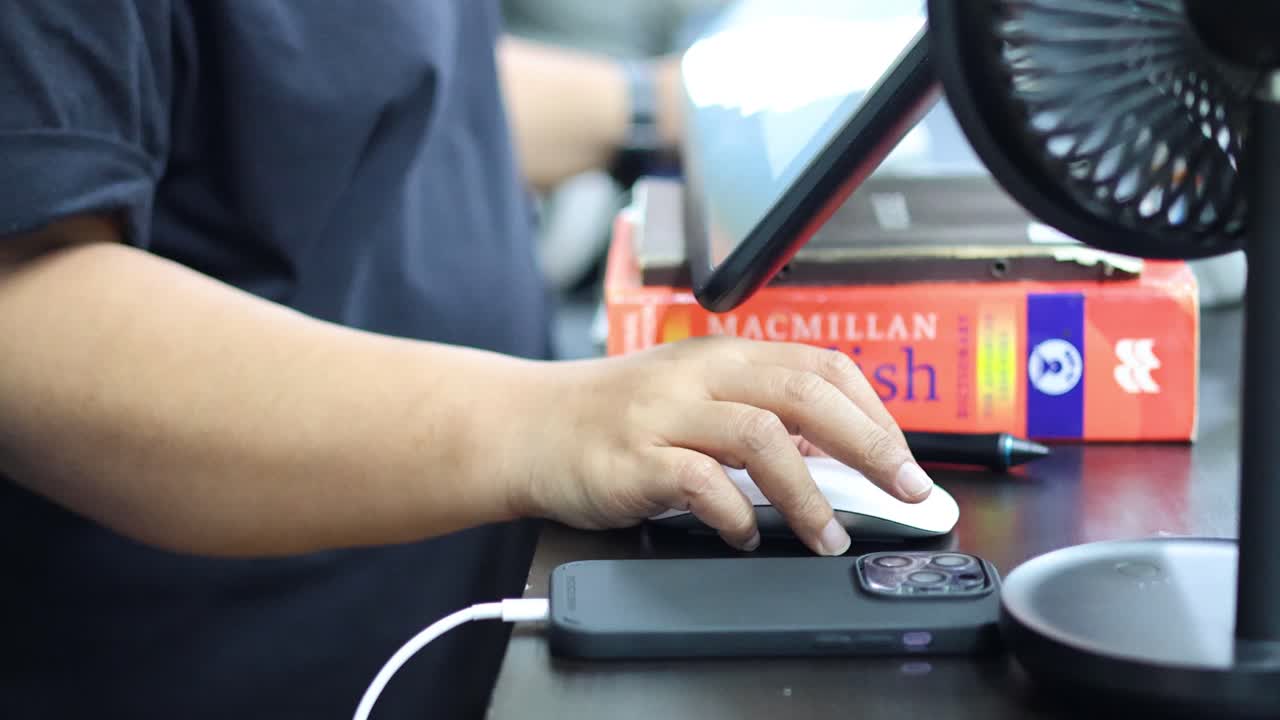 persona usando un ratón en una configuración de escritorio