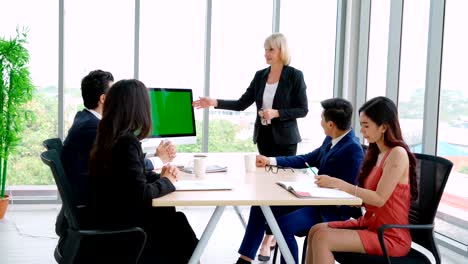 personas de negocios en la sala de conferencias con pantalla verde