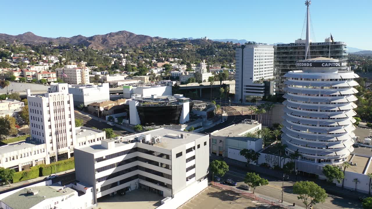 할리우드 언덕의 공중에는 국회 의사당 기록 건물 그리피스 공원 전망대와 할리우드 고속도로가 포함됩니다.