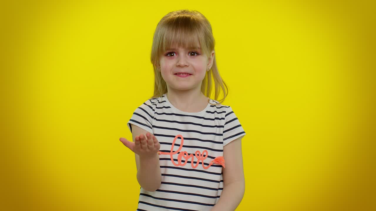 불만족한 금발 소녀는 불신을 표현하고 짜증, 지루함을 느끼고 결과에 실망합니다.