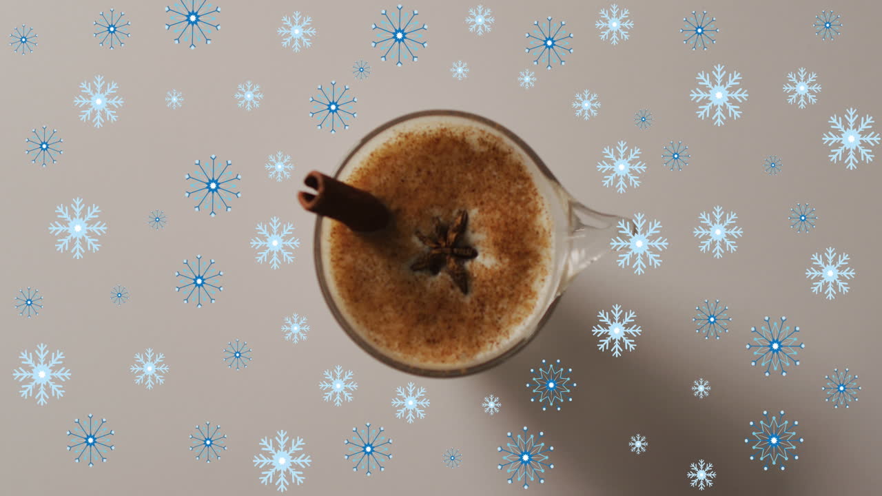 크리스마스 음료 와 장식물 위 에 내리는 눈 의 애니메이션
