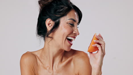 mujer sosteniendo un pomelo