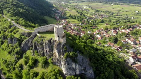 波斯尼亞比哈克附近的索科拉克堡垒 (sokolac fortress) 的無人機拍攝