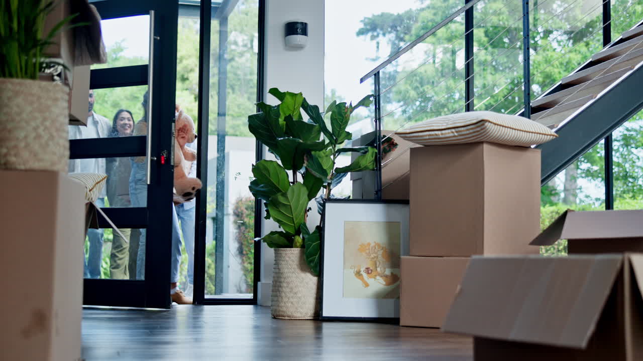 행복한 가족, 앞 문과 계단을 달리는