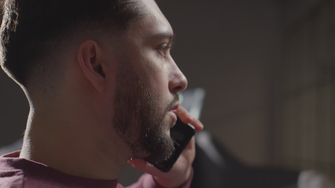 집에서 실망한 남자가 면접에서 실패했다는 전화를 받고 있다