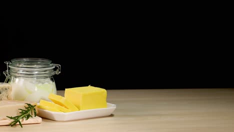 varios productos lácteos dispuestos en una mesa de madera