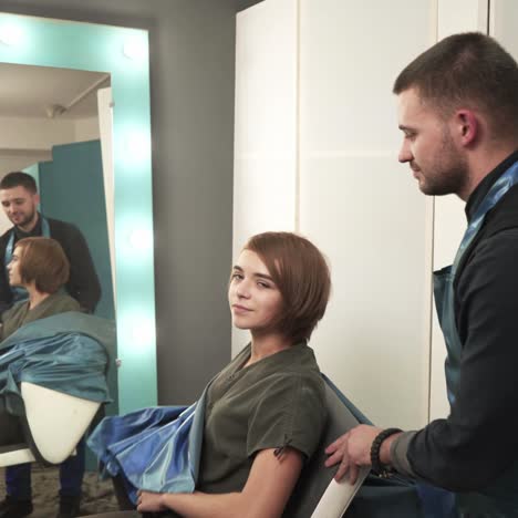 cortar el cabello en un salón de belleza