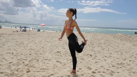 Yogui-Haciendo-Natarajasana-En-La-Playa-De-Arena---Pose-Del-Señor-De-La-Danza-O-Pose-Del-Bailarín---Playa-De-Burleigh-Heads-En-Verano,-Qld,-Australia