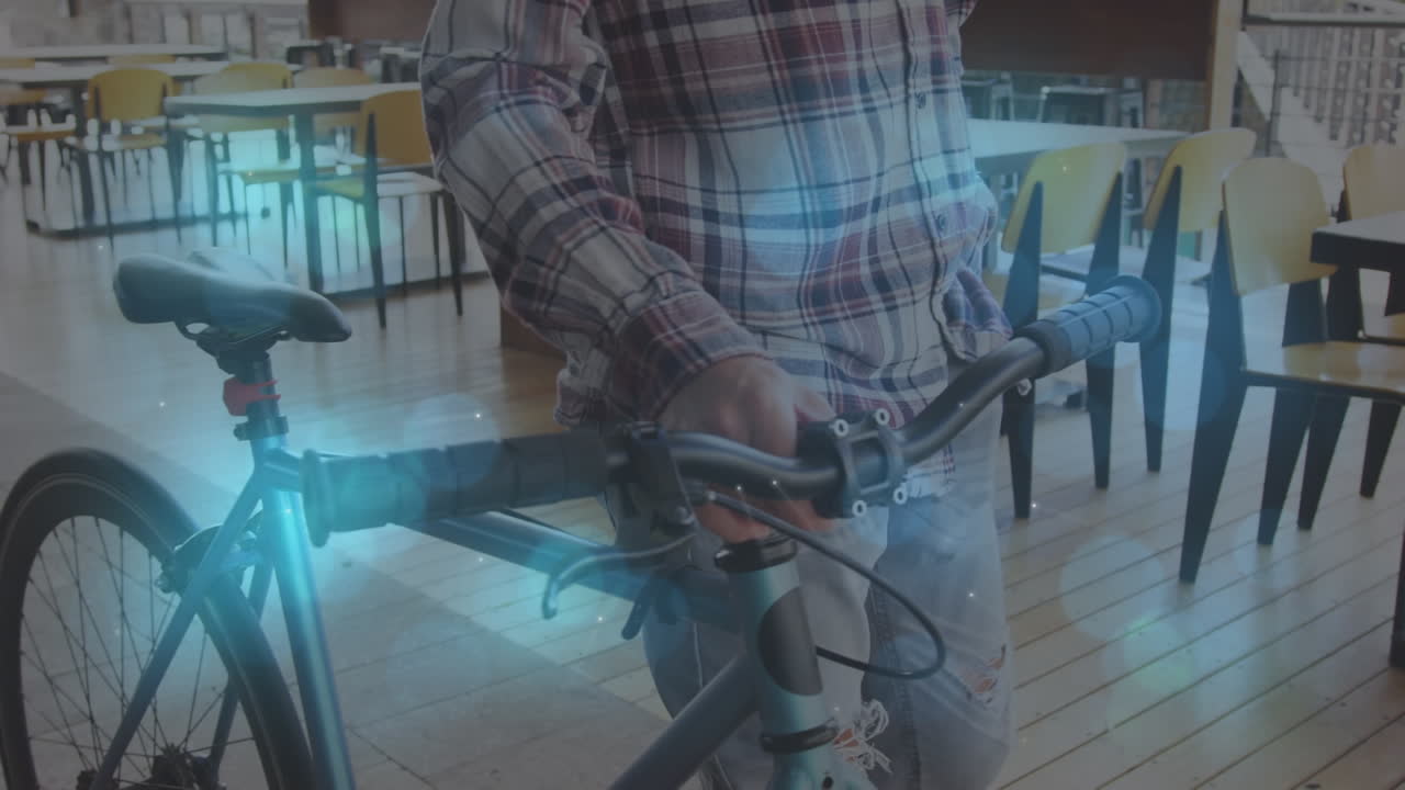 자전거 를 타고  ⁇ 고 있는 두 인종 의 사람 을 가로질러 움직이는 형태 의 애니메이션