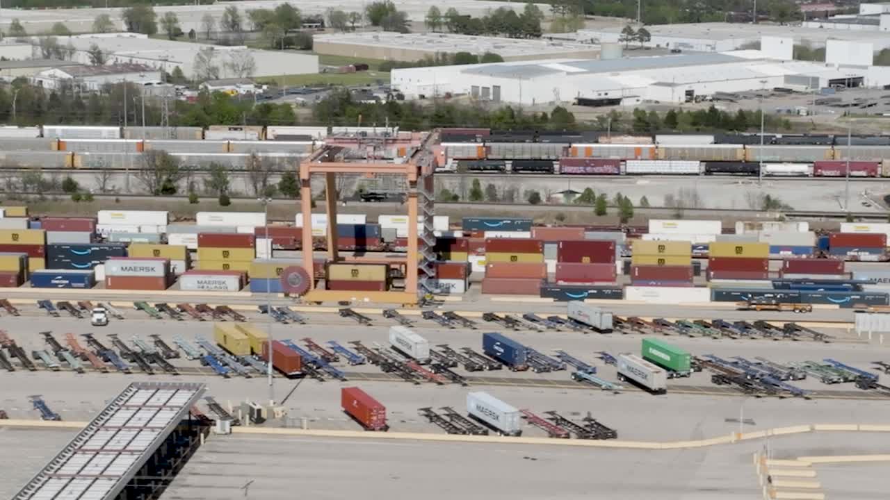 el astillero bnsf en memphis, tennessee con un video de drones de tiro ancho moviéndose de izquierda a derecha