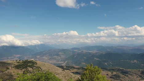 vista panorámica de la cordillera de los apeninos en abruzzo en rocca calascio