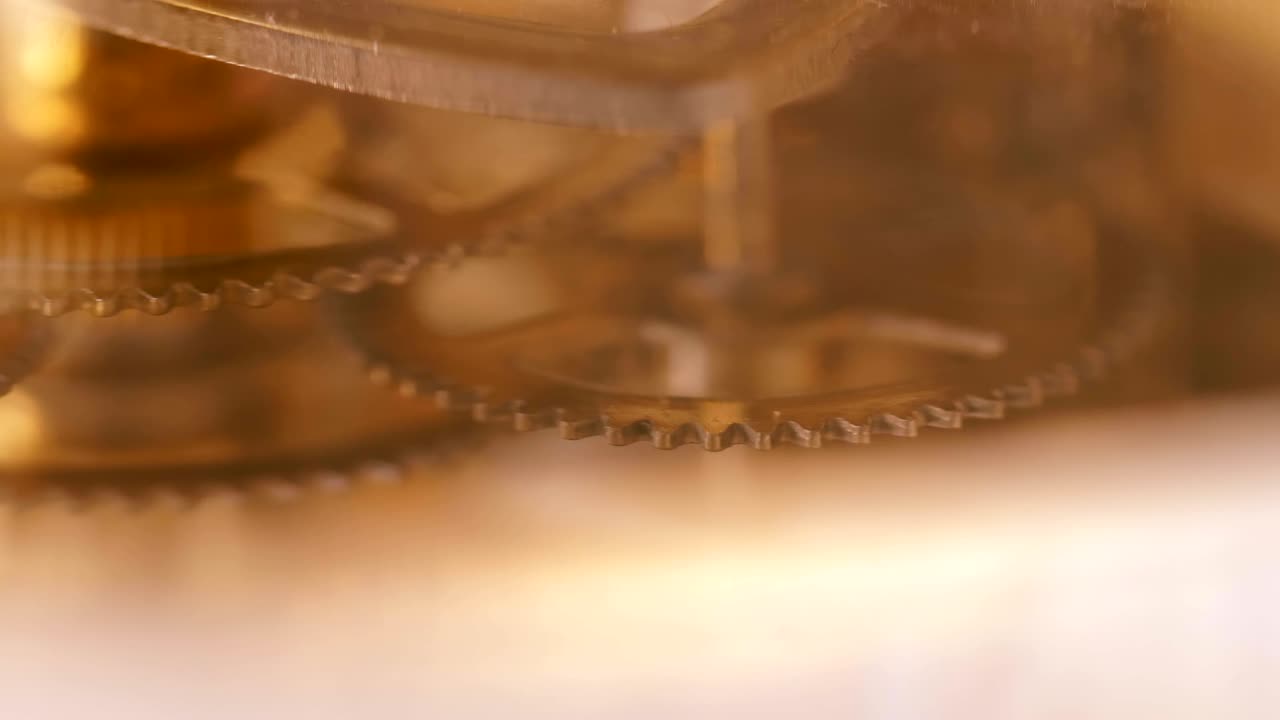 천천히 가까이 굴러가는 기계적 바