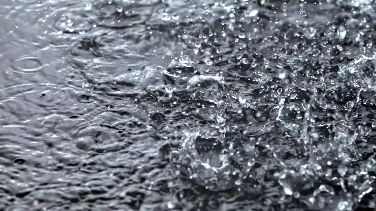 ภาพระยะใกล้แบบไดนามิกของฝนที่กระเซ็นบนผิวน้ำ