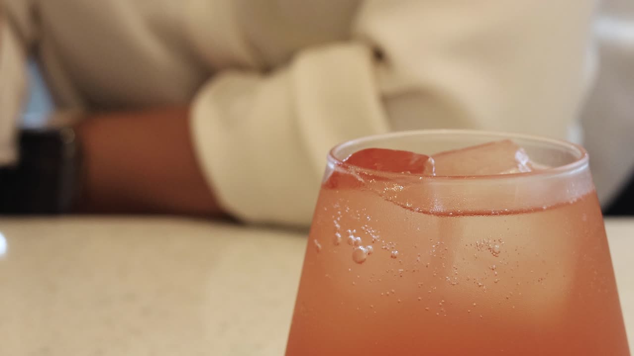 Una persona seduta con una bevanda