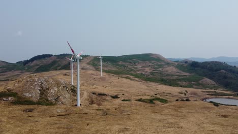 Drohne-Filmt-Windräder-über-Den-Hügeln