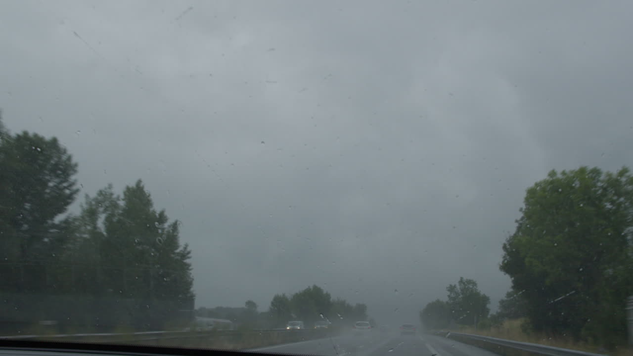 비가 오는 고속도로에서 운전