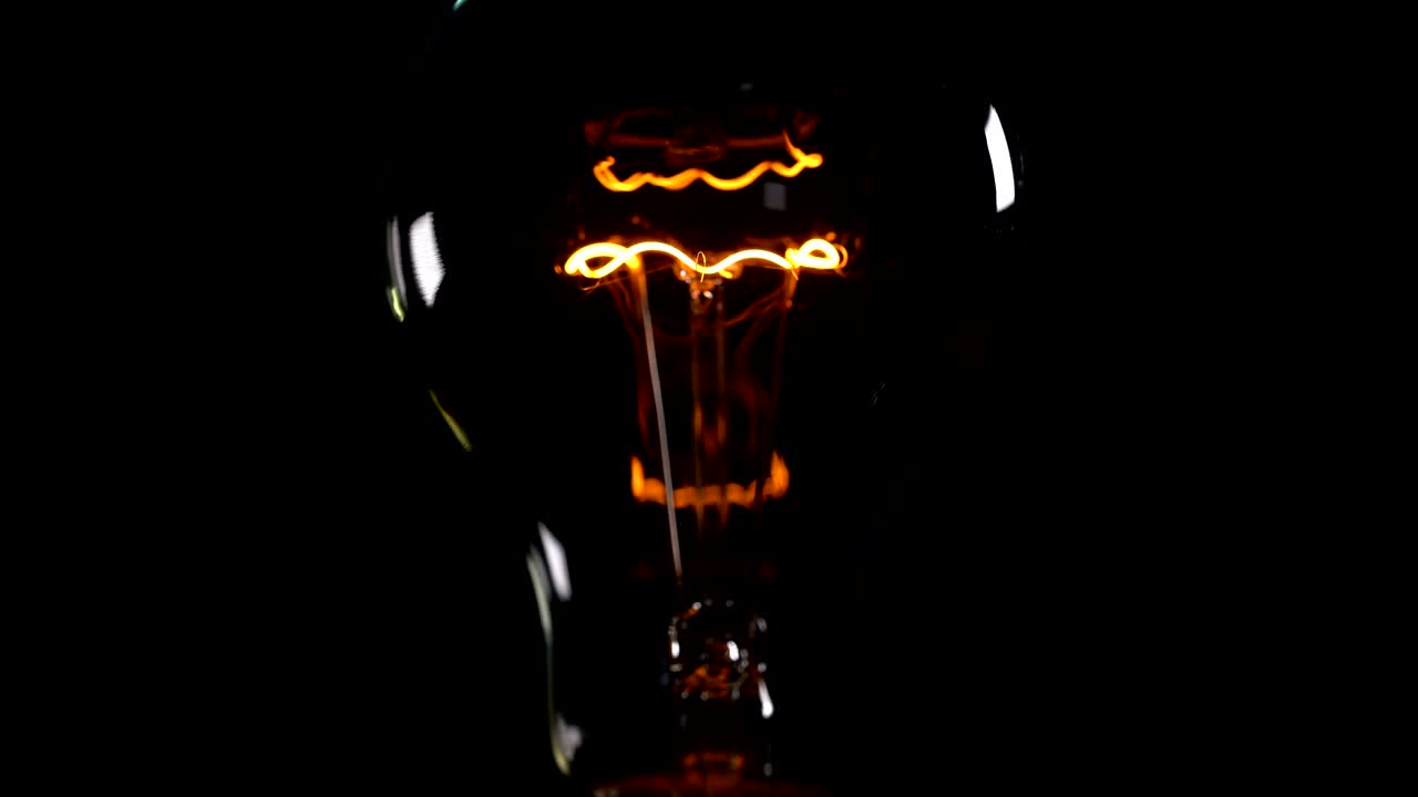 검은 바탕에 있는 전구