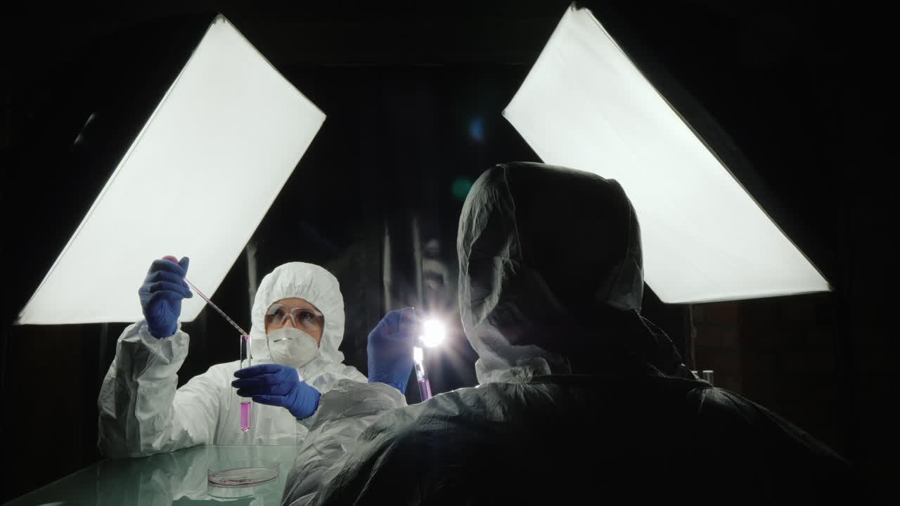 두 명의 연구원이 신약을 개발하는 실험실에서 일하고 있습니다.