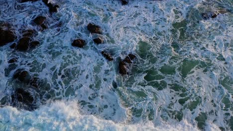 Fotografía-Cenital-De-Olas-Rompiendo-En-Las-Rocas-En-Una-Tarde-En-Puerto-Plata