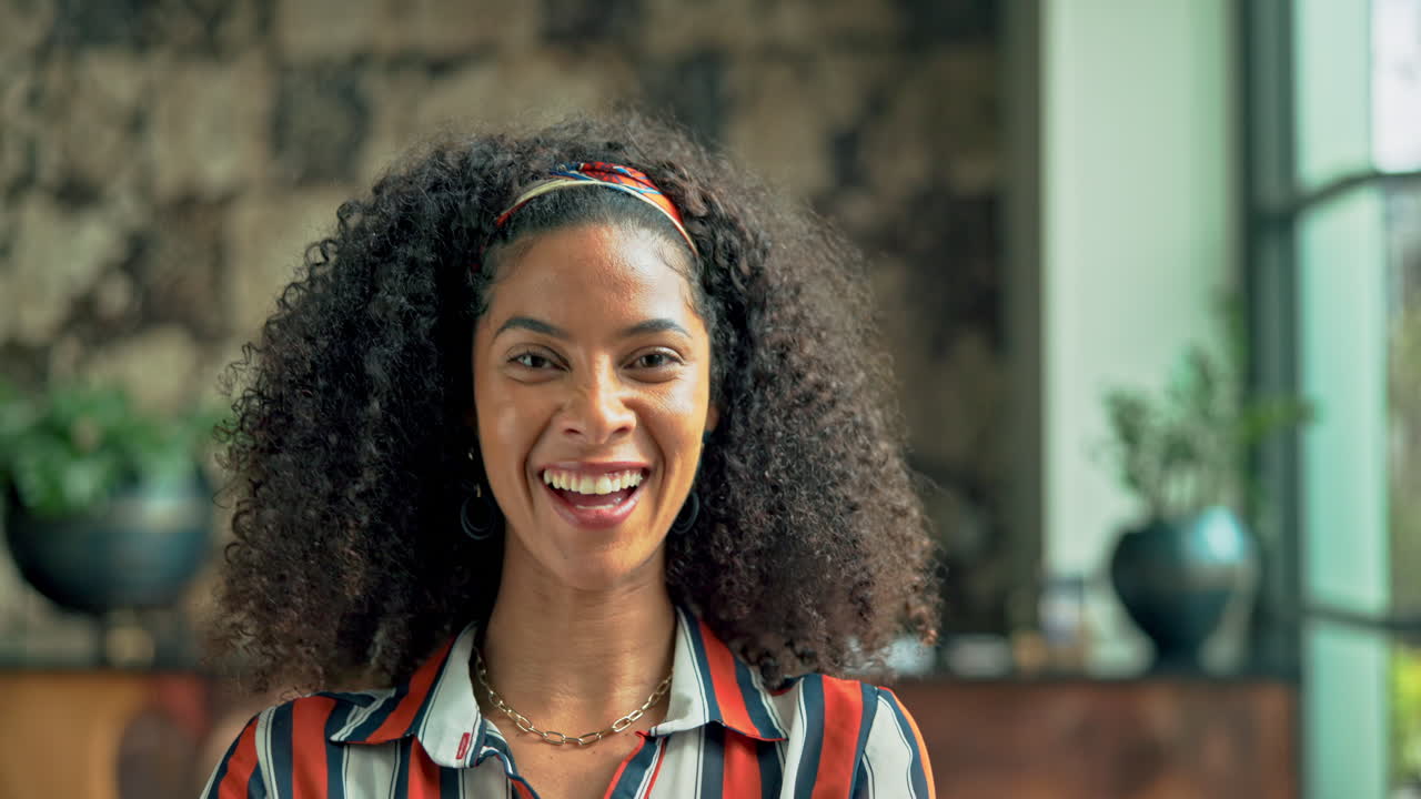 Ritratto di una donna sorridente con i capelli ricci