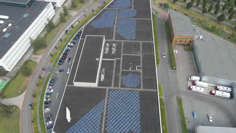 antena sobre gran almacén con paneles solares en la azotea