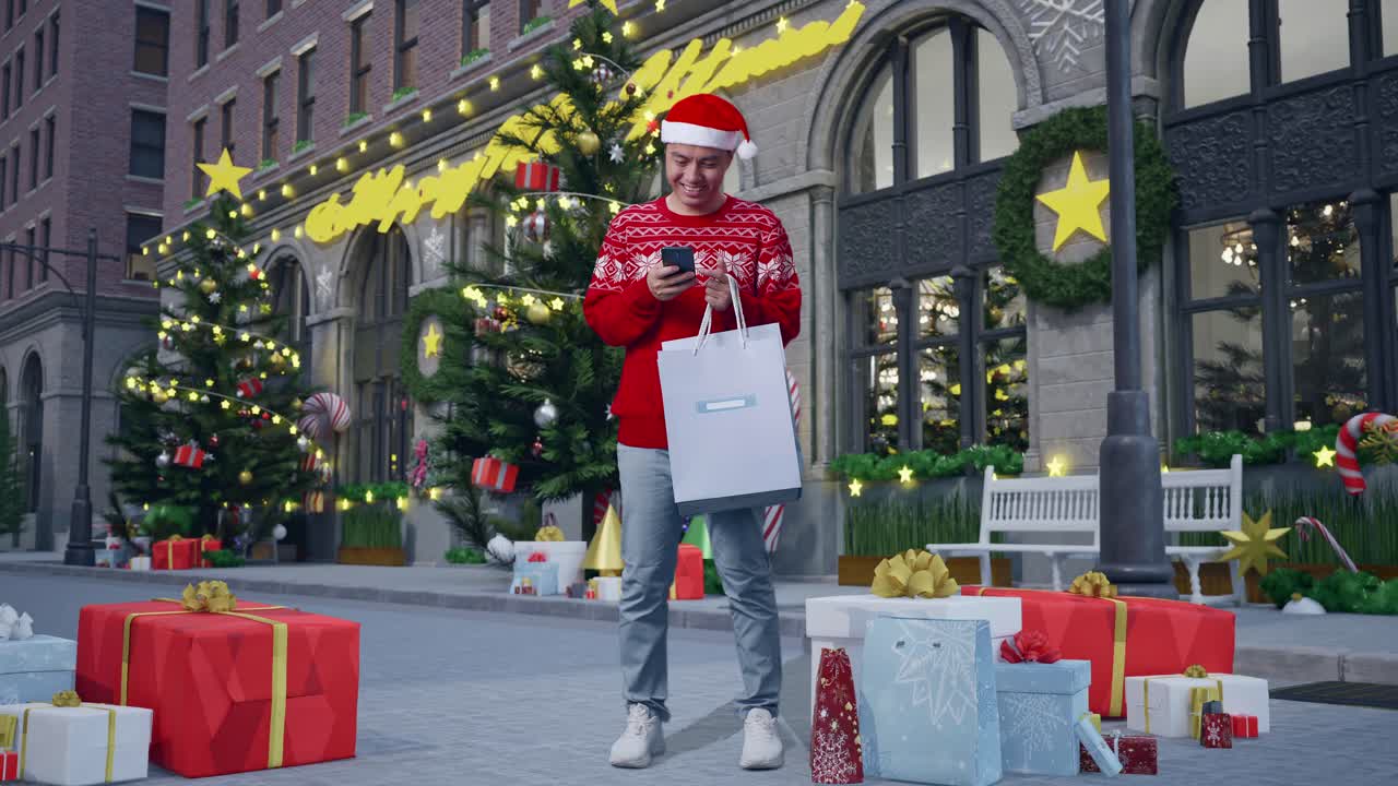cuerpo lleno de hombre asiático en traje de papá noel con las bolsas de compras sonriendo y usando teléfono inteligente mientras está de pie en la noche de navidad