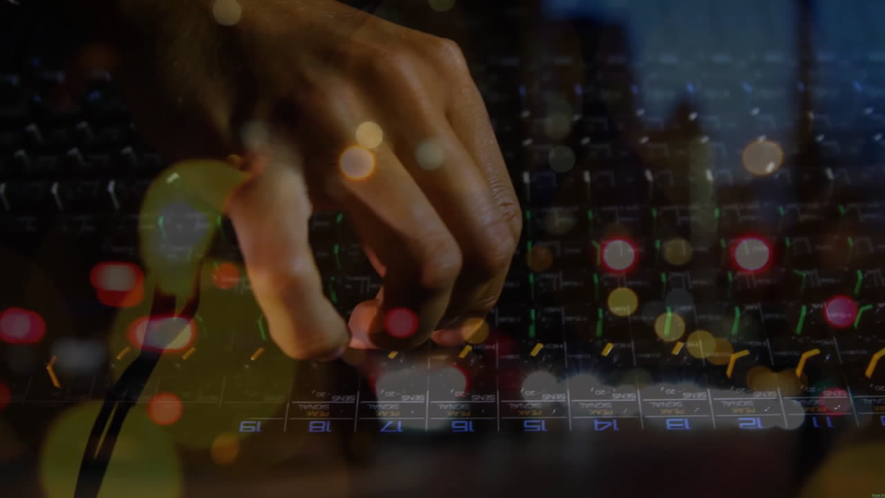 disc jockey caucásico masculino usando su panel durante el concierto sobre la ciudad