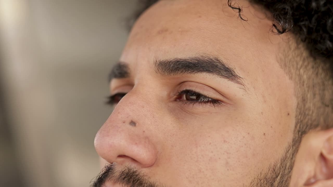 hombre joven y apuesto de oriente medio mirando a un lado