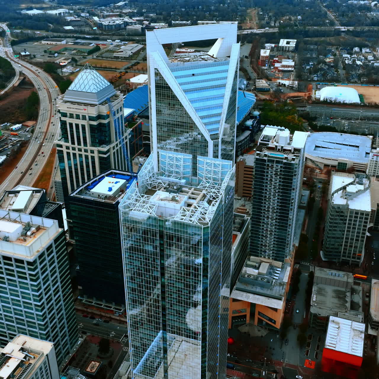 Gruppo di grattacieli e sistema autostradale di metropoli di giorno. Vista dall'alto di Charlotte, NC, USA
