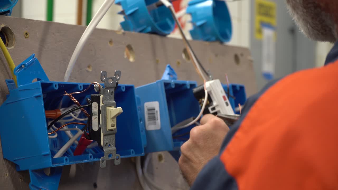 тюрьма электрическая мастерская торговля программа за решеткой исправительное учреждение тюрьма 4k