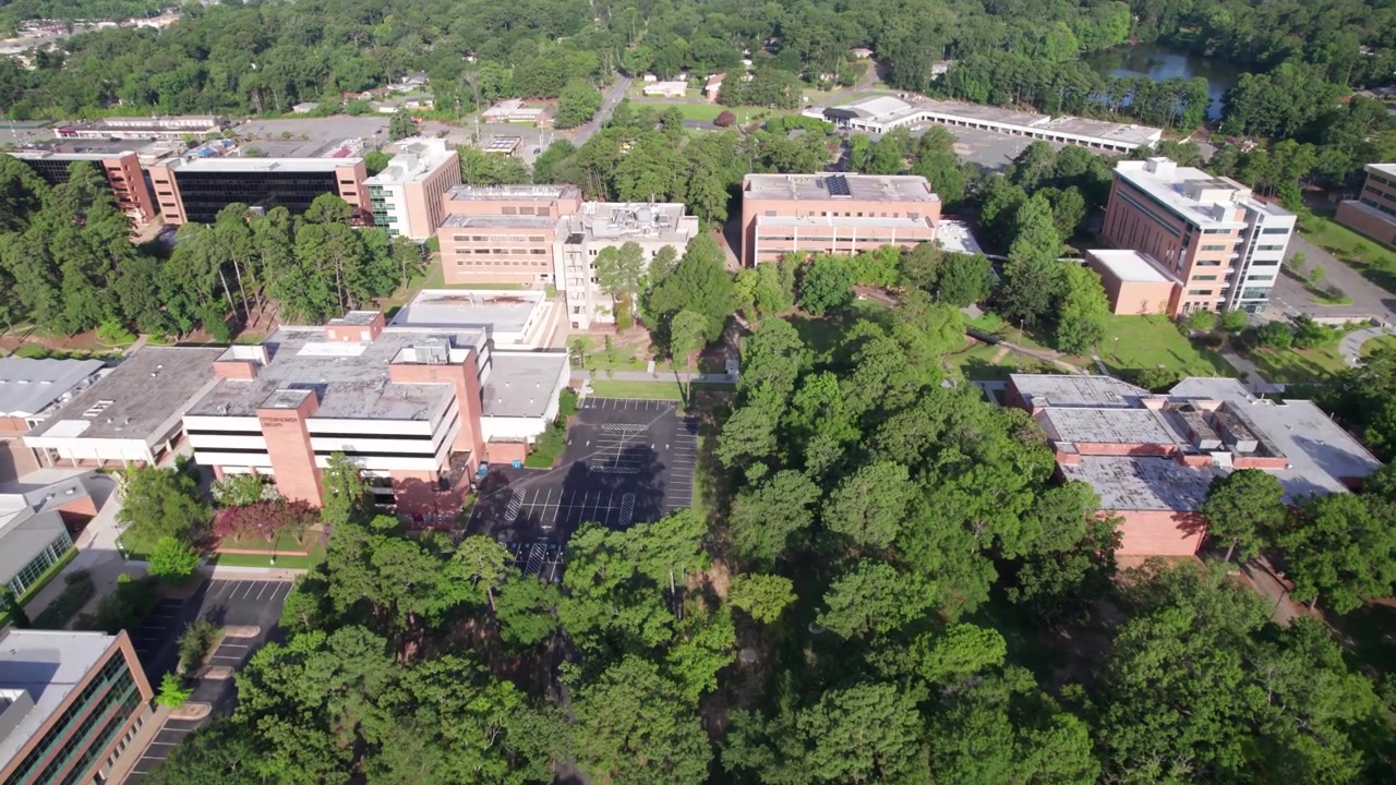 Luftaufnahme der University of Arkansas in Little Rock, die in westlicher Richtung über die Westseite des Campus fliegt.