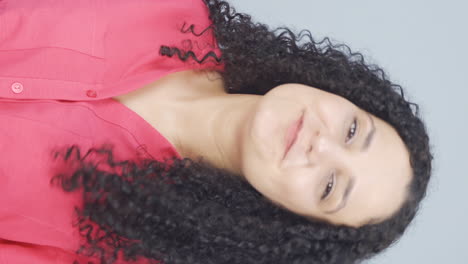 vídeo vertical de una joven guapa y carismática.