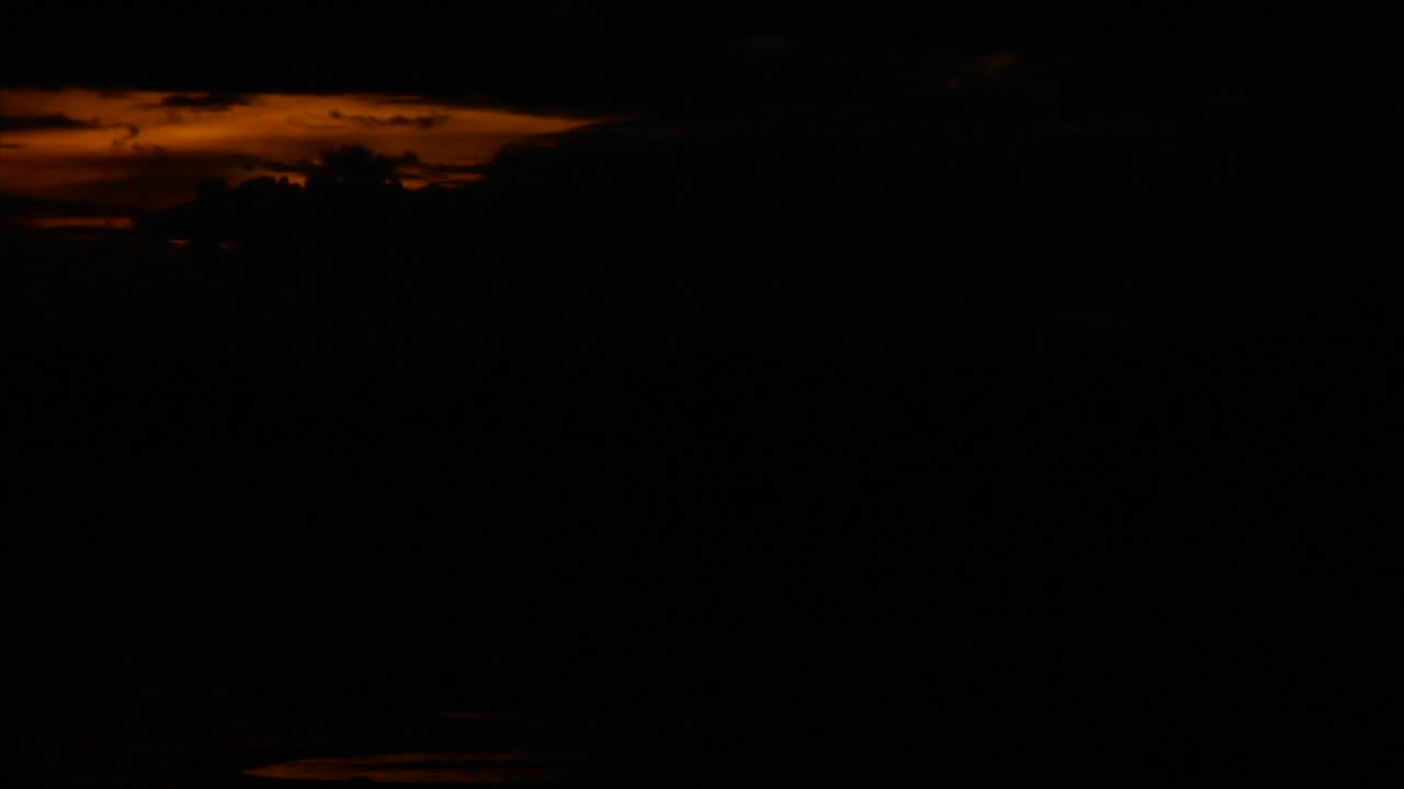 toma de lapso de tiempo de la puesta de sol detrás del río amazonas en brasil