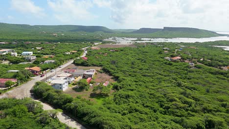 Una-Comunidad-Costera-Surge-Entre-Densos-Matorrales-Tropicales-En-El-Caribe