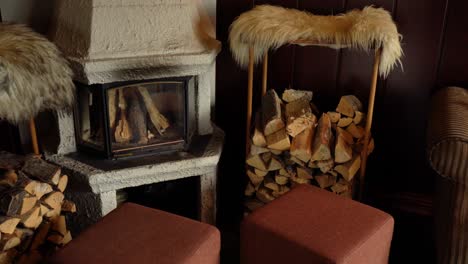 fuego de leña en el salón del bar