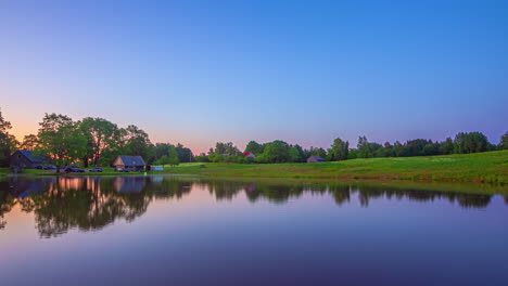 Architekturen-Am-Seeufer-Mit-Malerischer-Aussicht-Auf-Die-Reflexionen-Von-Sonnenaufgang-Bis-Sonnenuntergang