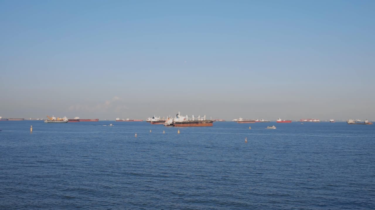 은 날 바다에서 화물 선박의 추적