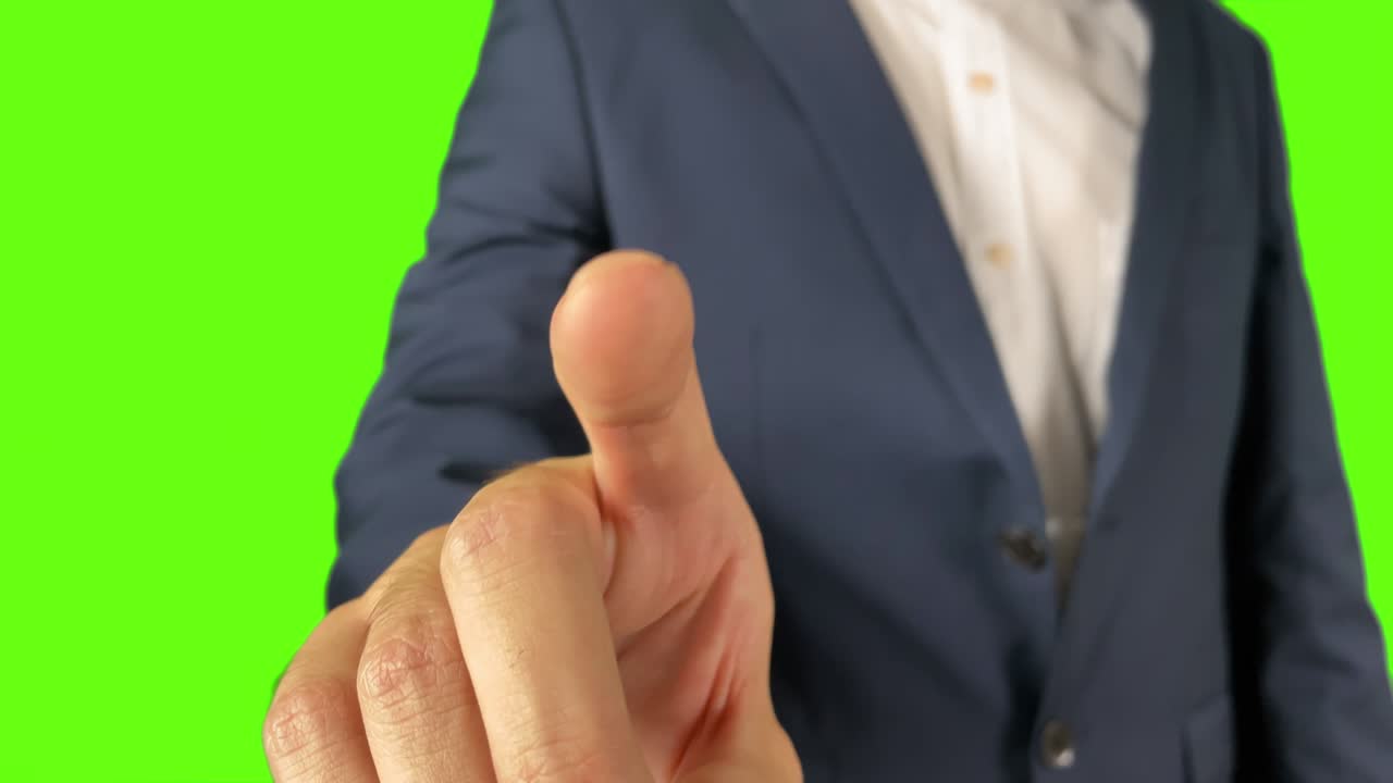 비즈니스맨은 알파 채널과 함께 녹색 배경에 화면을 만집니다.