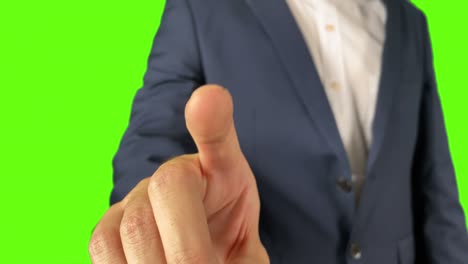 hombre de negocios toque la pantalla en el fondo verde con el canal alfa