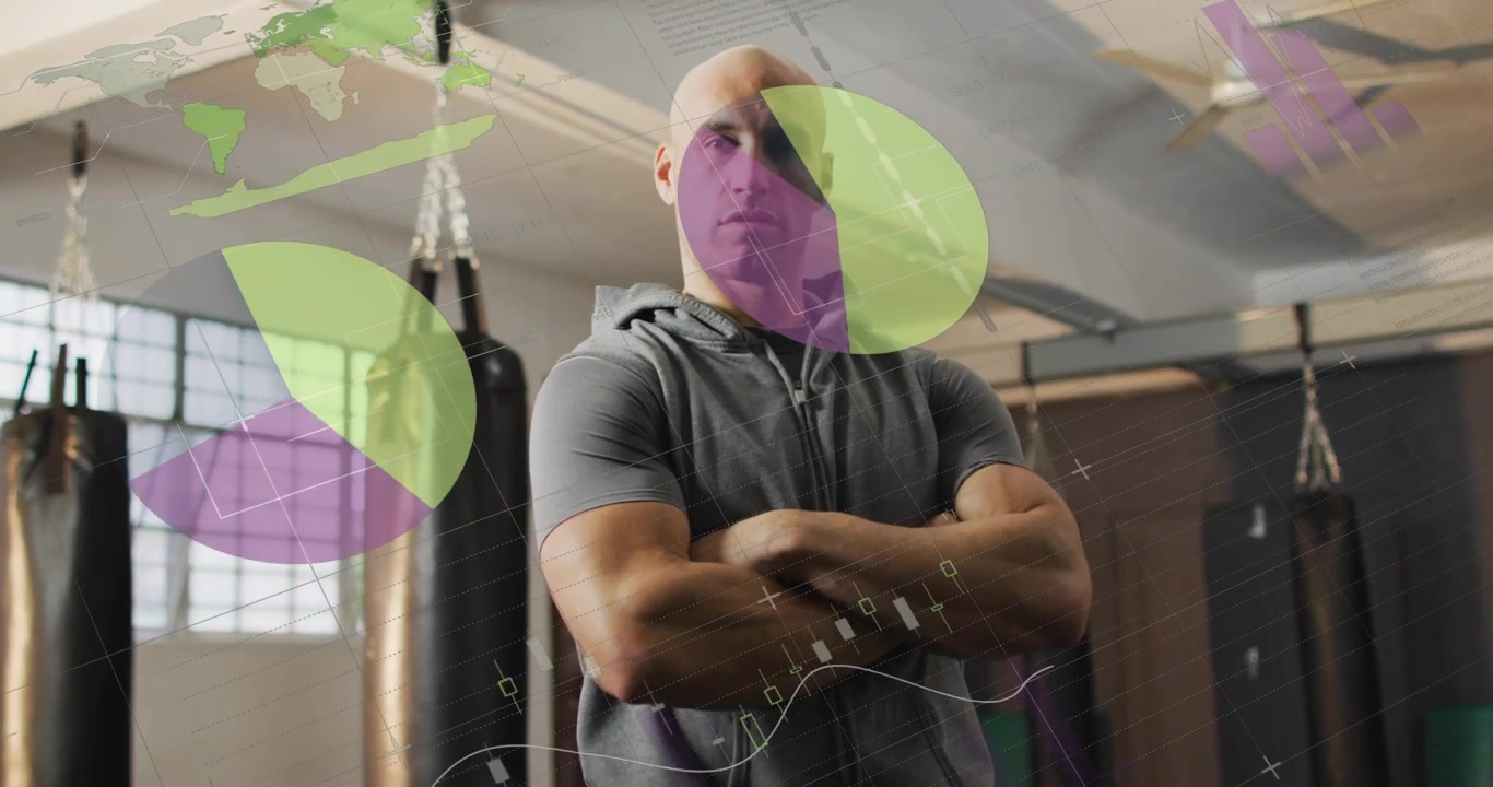 Video vertical: Superposiciones moviéndose sobre un hombre con sudadera gris y brazos cruzados en un gimnasio junto a sacos de boxeo mostrando datos