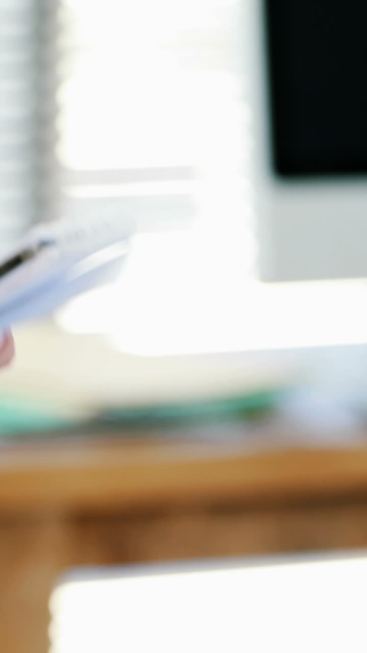 sección media de una doctora dando una receta médica a un paciente