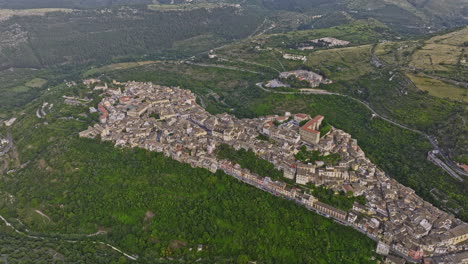 Ragusa-Italia-Antena-V5-Vista-Aérea-Sobrevuelo-Con-Drones-Y-Alrededor-De-La-Ladera-De-La-Ciudad-De-Ibla-Adaptada-En-El-Terreno-Montañoso-Que-Captura-Un-Encantador-Paisaje-Urbano-Y-Valles-Verdes---Filmado-Con-Mavic-3-Cine---Junio-De-2023