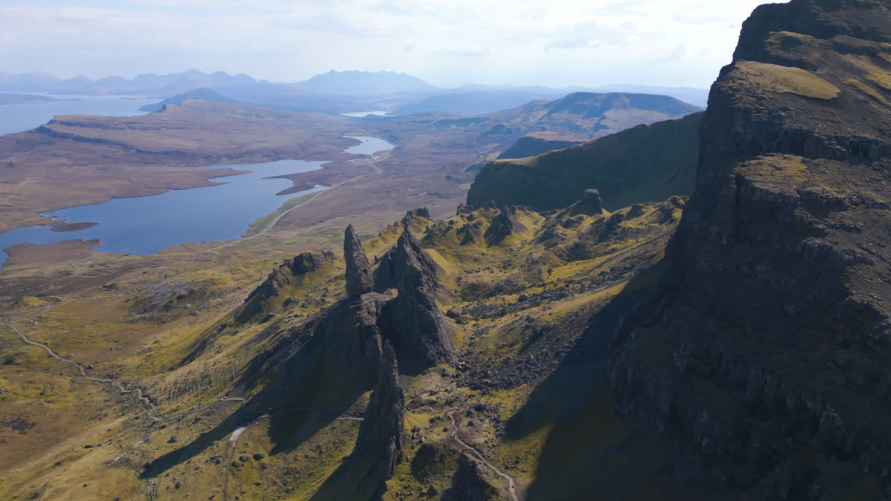 스카이 섬의 스토르의 노인 (aerial overview, isle of skye, scotland)