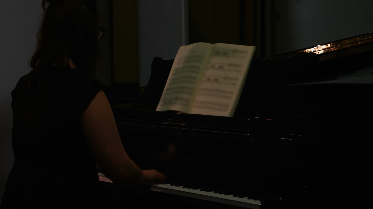 mujer tocando el piano
