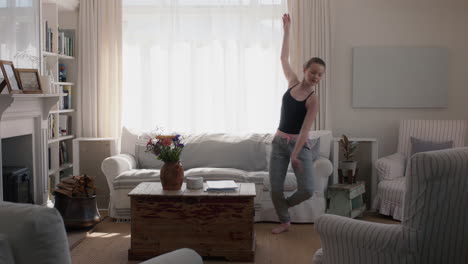 Schöne-Teenagerin-Tanzt-Zu-Hause-Und-übt-Balletttanzbewegungen-Und-Hat-Spaß-Beim-Proben-Im-Wohnzimmer