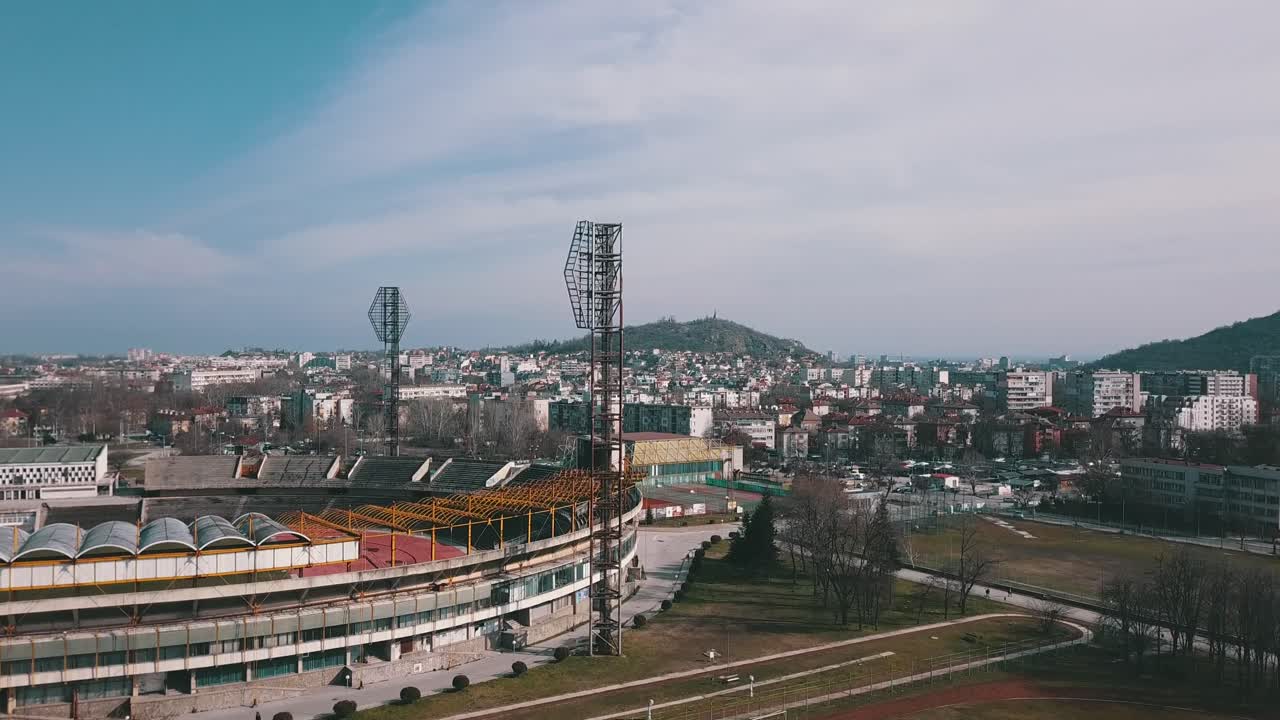 불가리아의 플로브디프 노를 젓는 운하 위를 날고 일부 노 젓는 사람을 따라가기