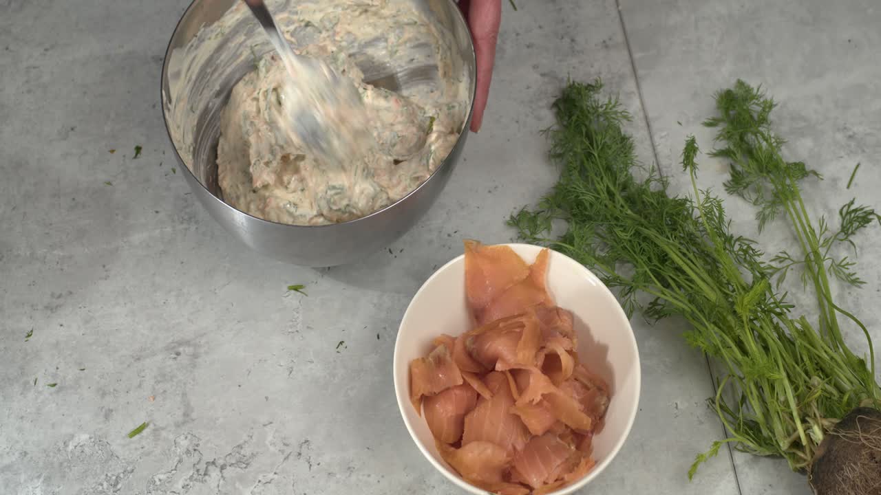 Vista dall'alto: piano di lavoro, mescolando formaggio cremoso con salmone e aneto
