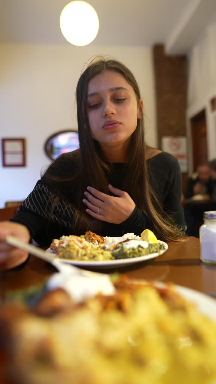 mujer comiendo una deliciosa comida en un restaurante