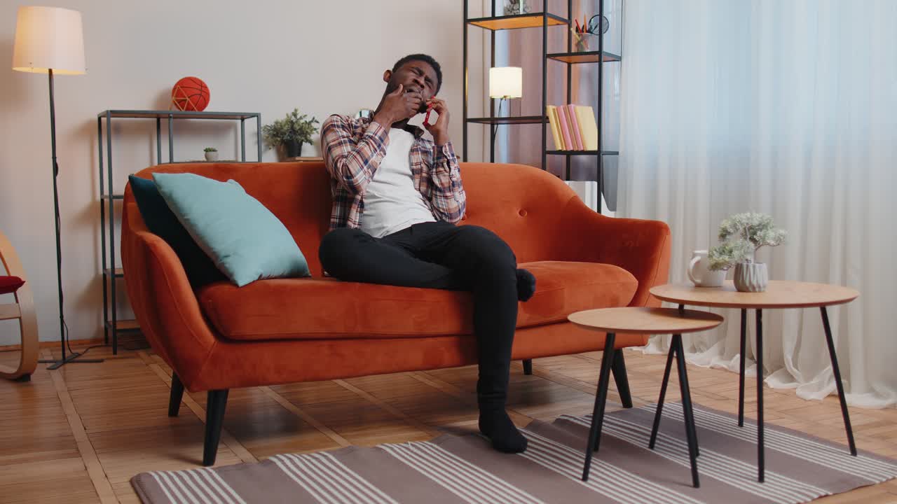 retrato de un hombre cansado y somnoliento hablando por teléfono móvil con un amigo haciendo una conversación en línea en casa